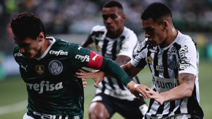 Kaiky marca Raphael Veiga durante o duelo entre Palmeiras e Santos - Ettore Chiereguini/AGIF