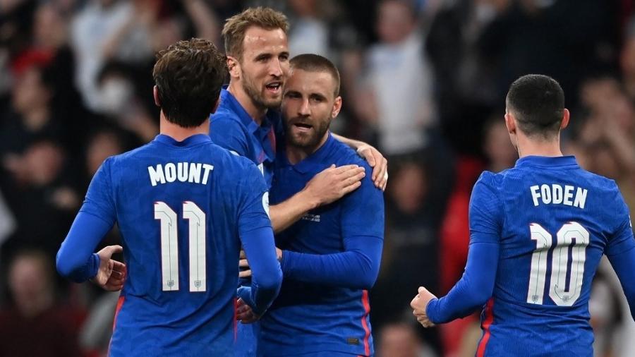 Jogadores ingleses comemoram gol em partida diante da Suíça - Ben STANSALL / AFP