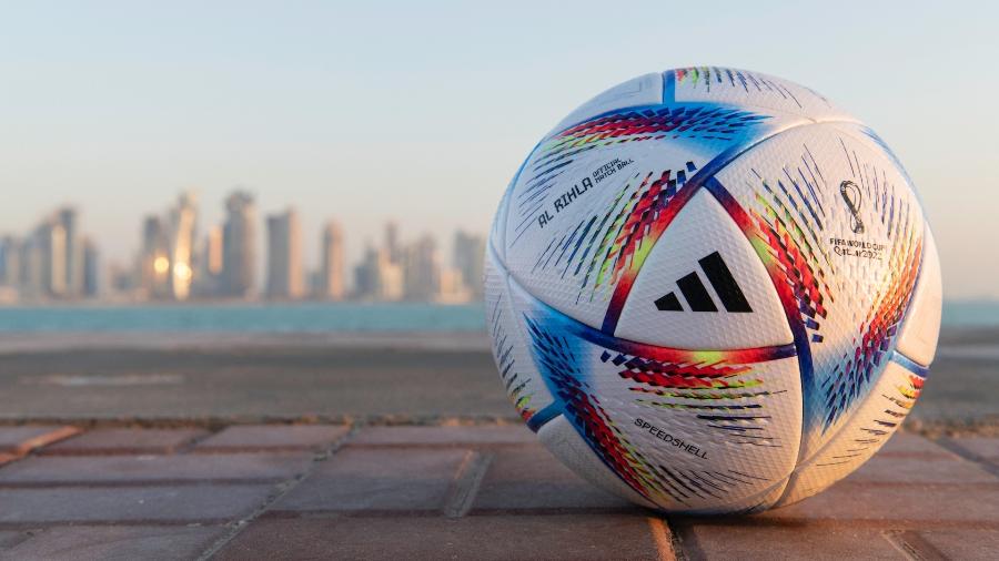 Bola da Copa do Mundo de 2022 numa paisagem do Qatar, com vista do bairro The Pearl - Mohamed Ali Abdelwahid/Fifa/AFP