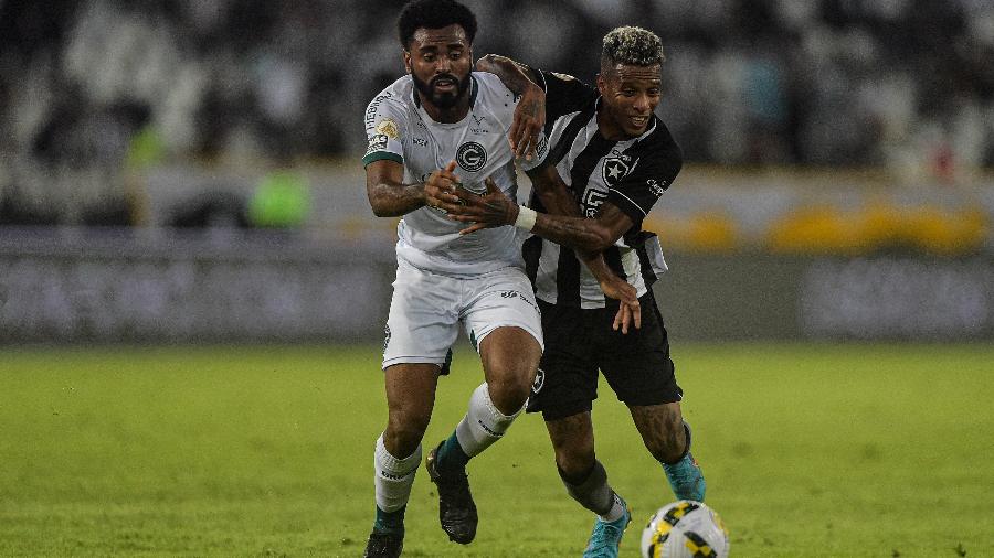 Tche Tche, do Botafogo, disputa lance com Caio Vinicius, do Goiás, pelo Brasileiro - Thiago Ribeiro/AGIF
