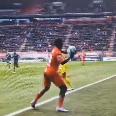 Virgil Misidjan, do Twente, tento arremessar a bola em Justin Bijlow, goleiro do Feynoord - Reprodução/Twitter @jordibeeksma