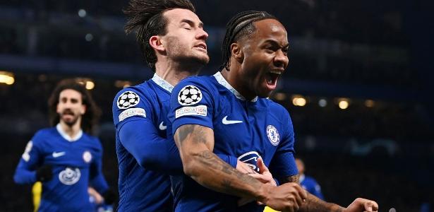Sterling comemora após marcar na partida entre Chelsea e Dortmund