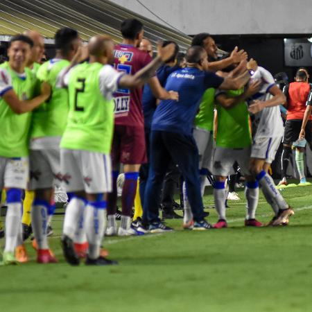 Jogadores do Água Santa comemoram gol de Lucas Tocantins na semifinal do Paulista, contra o Red Bull Bragantino - Jota Erre/Agêndia Estado