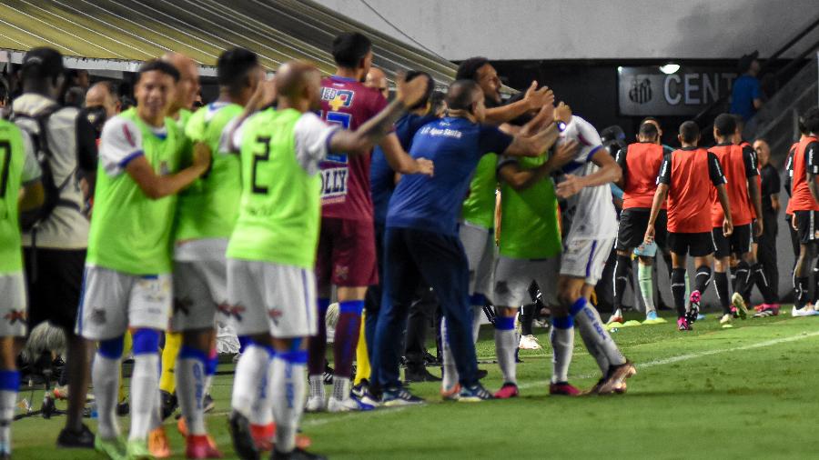 Jogadores do Água Santa comemoram gol de Lucas Tocantins na semifinal do Paulista, contra o Red Bull Bragantino - Jota Erre/Agêndia Estado