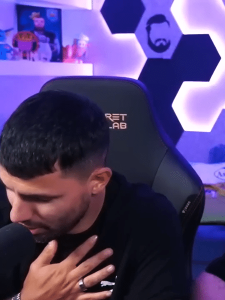 Agüero coloca a mão no peito durante live com o streamer Ibai Llanos. - Reprodução/Twitter