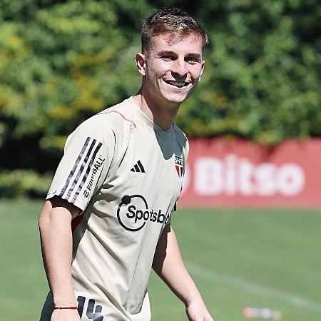 Giuliano Galoppo, meia do São Paulo, participa de atividade com bola