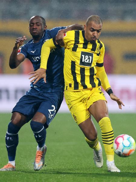 Donyell Malen (Borussia Dortmund) e Christopher Antwi-Adjei (Bochum) disputam bola em jogo do Campeonato Alemão. - Lars Baron/Getty Images