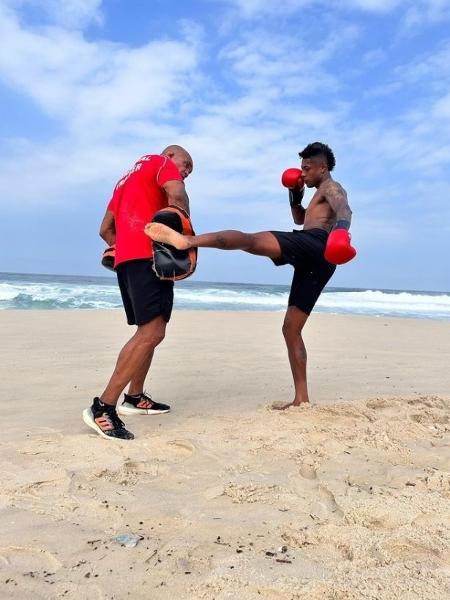 Bruno Henrique, do Flamengo, faz treino de muay thai na praia - Reprodução Instagram