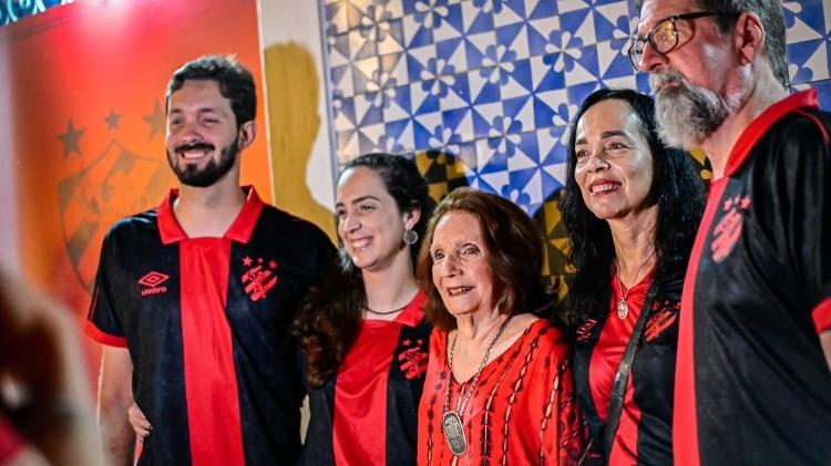 Dona Zélia -- viúva de Ariano -- ao lado de filhos e netos da família Suassuna em evento do Sport em sua casa