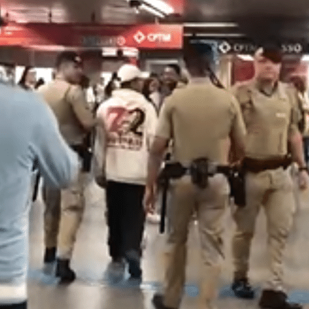 Torcedor do São Paulo sendo escoltado por policiais após ser abordado por corintianos no metrô