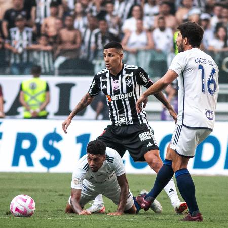 Jogadores de Atlético-MG e Cruzeiro disputam a bola durante jogo pelo Campeonato Brasileiro