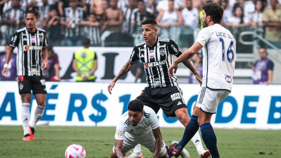 Jogadores de Atlético-MG e Cruzeiro disputam a bola durante jogo pelo Campeonato Brasileiro