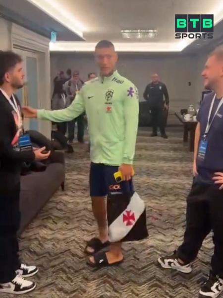 Richarlison carrega uma sacola do Vasco após conceder entrevista coletiva na seleção brasileira