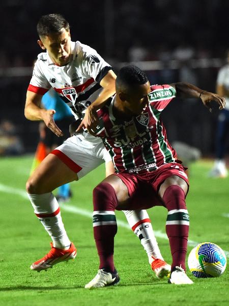 Patryck disputa a bola com Marquinhos em São Paulo x Fluminense, jogo do Campeonato Brasileiro - ROBERTO CASIMIRO/FOTOARENA/FOTOARENA/ESTADÃO CONTEÚDO