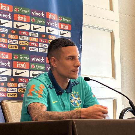 Guilherme Arana concede entrevista coletiva com a seleção brasileira