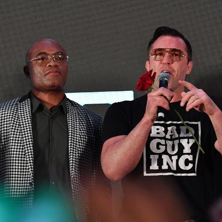 Anderson Silva presenteou Chael Sonnen com uma rosa