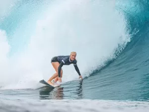 Tati sobre surfar em onda de corais venenoso: 'Não penso no risco de morte'