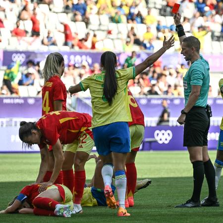 Marta leva cartão vermelho após cometer falta em Olga Carmona