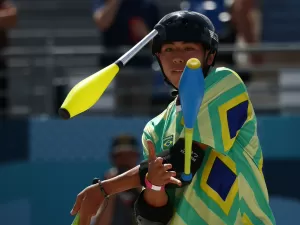 Conheça Augusto Akio, malabarista e medalhista de bronze no skate park