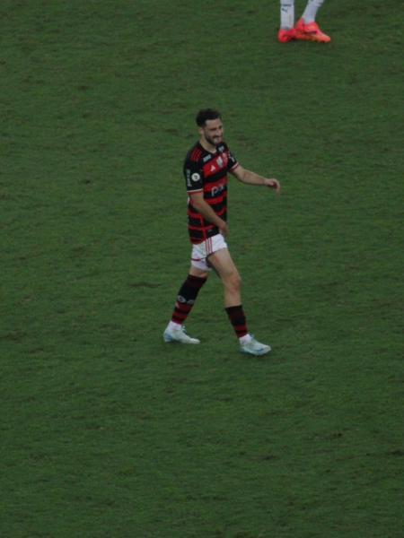 Viña, do Flamengo, sente lesão em empate com o Palmeiras