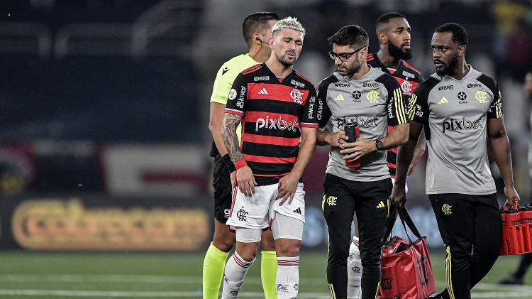 Arrascaeta, do Flamengo, sente lesão e é substituído durante jogo contra o Botafogo, pelo Brasileirão