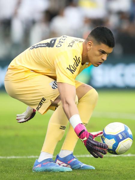 Gabriel Brazão, goleiro do Santos, faz boa partida contra o Amazonas, na Vila Belmiro