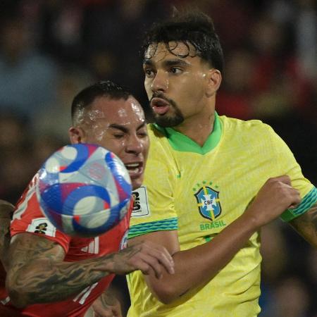 Lucas Paquetá em ação durante o jogo contra o Chile pelas Eliminatórias - RODRIGO ARANGUA/AFP