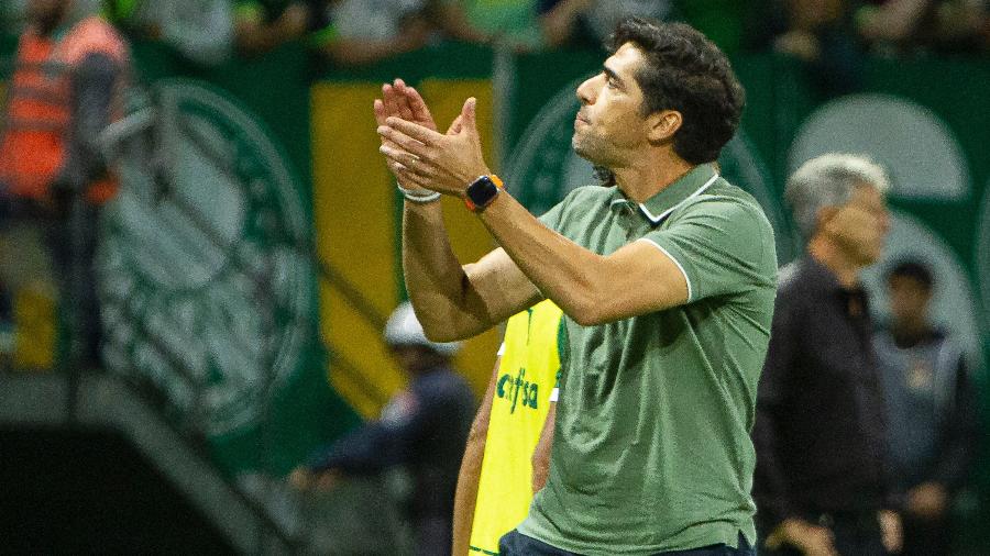 Técnico Abel Ferreira cobra aplausos da torcida do Palmeiras após vitória sobre o Grêmio