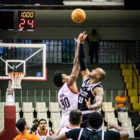 Flamengo vence Corinthians e abre vantagem nas quartas do NBB Flamengo vence Corinthians e abre vantagem nas quartas do NBB