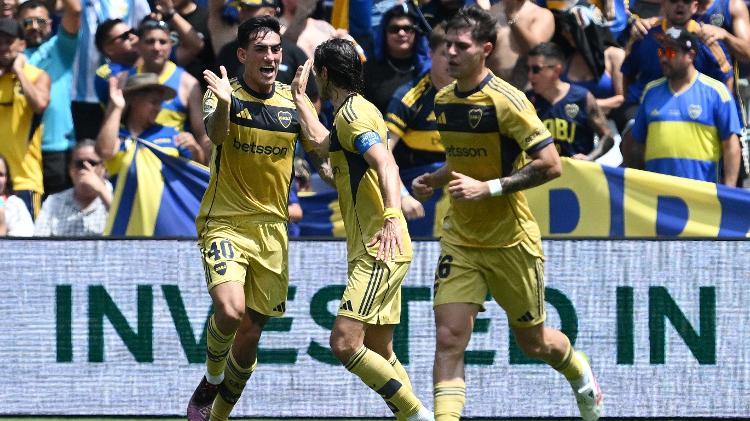 Jogadores do Boca Juniors comemoram gol marcado contra o Auckland City no Mundial de Clubes Jogadores do Boca Juniors comemoram gol marcado contra o Auckland City no Mundial de Clubes