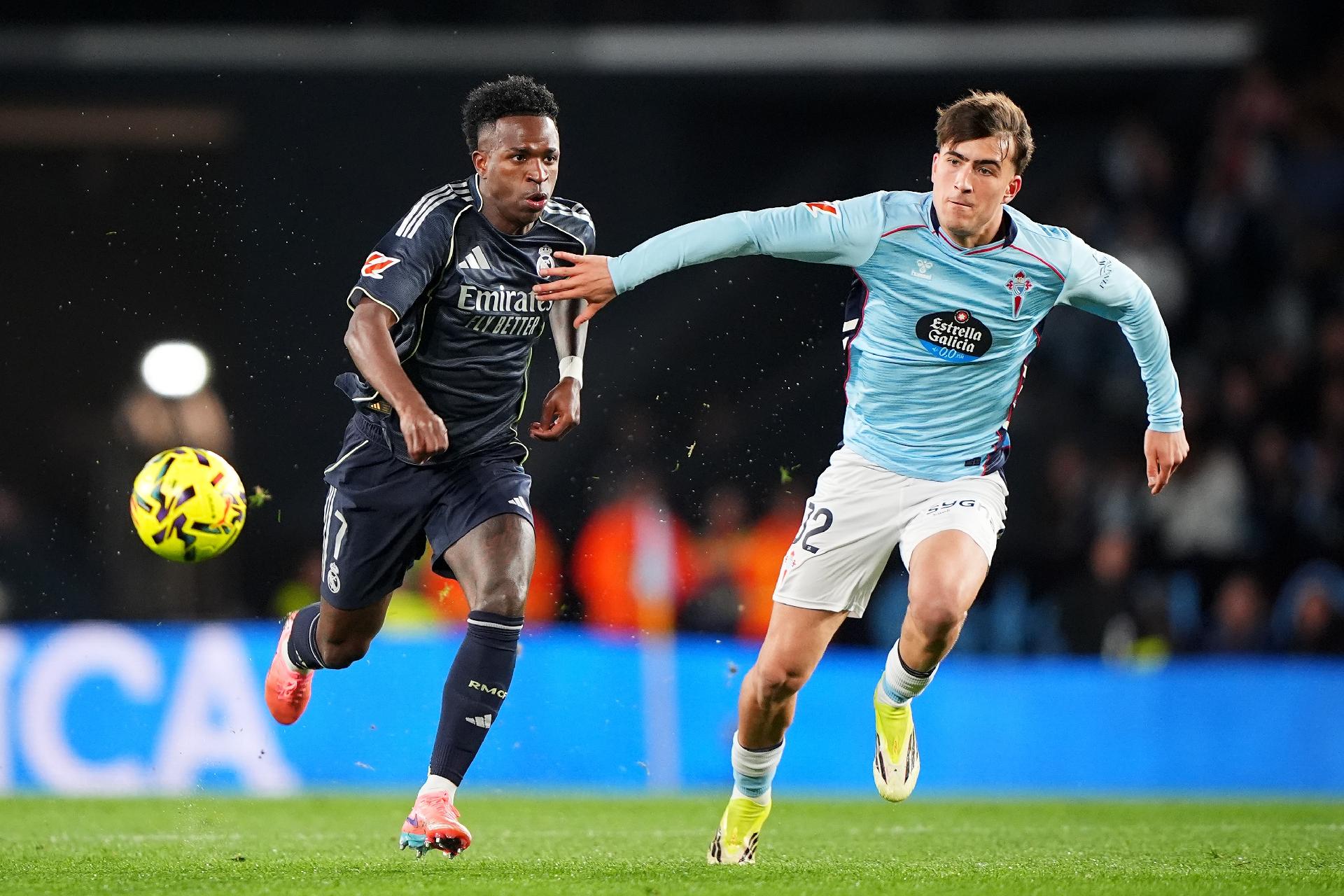 Vinicius Júnior, do Real Madrid, em disputa de bola com Javi Rodríguez, do Celta de Vigo, no Espanhol - undefined