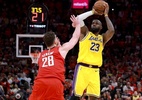 Com LeBron decisivo, Lakers batem Rockets e encaminham vaga na NBA - KENNETH RICHMOND/AFP