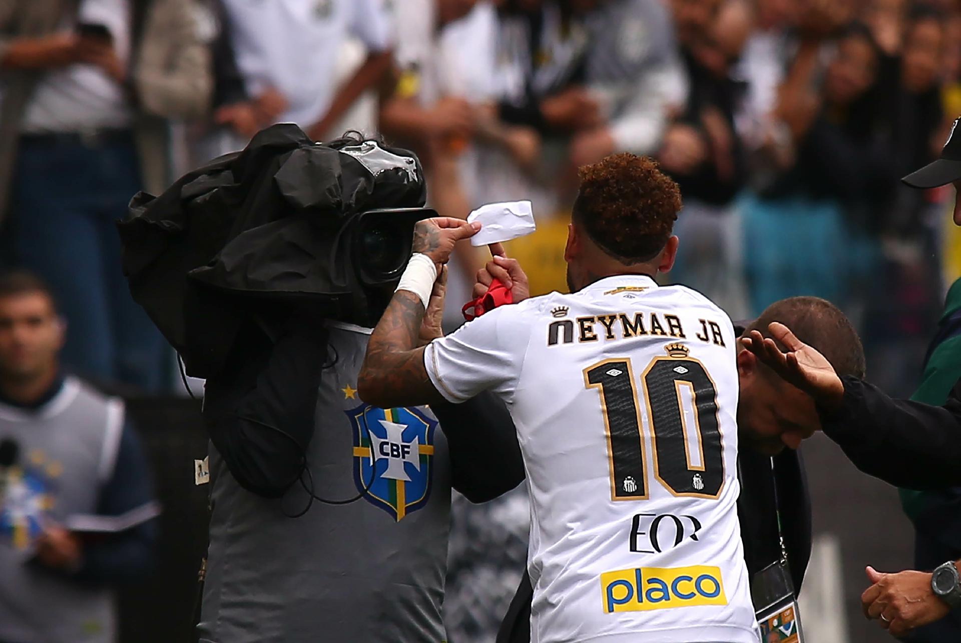Neymar mostra para a câmera erro de assistente de arbitragem em Coritiba x Santos - undefined