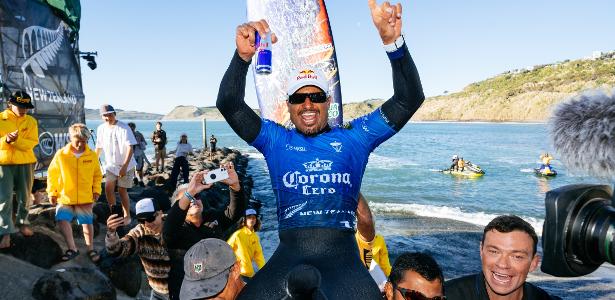 Com show de aéreos, Italo Ferreira é campeão e assume liderança do Mundial
