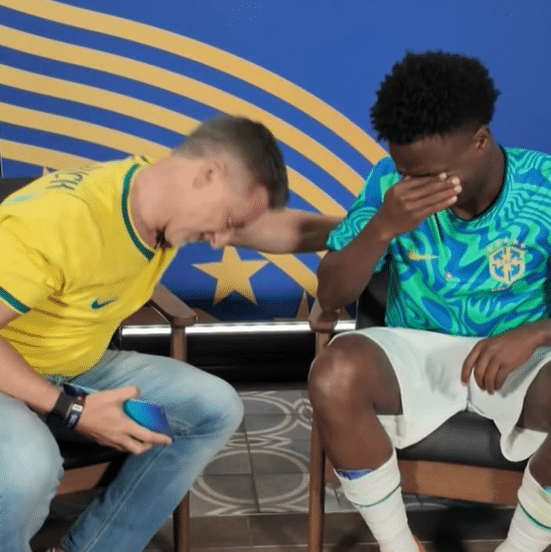 Vini Jr. no Domingão: atacante chora com recado da vó e defende lei com seu nome
