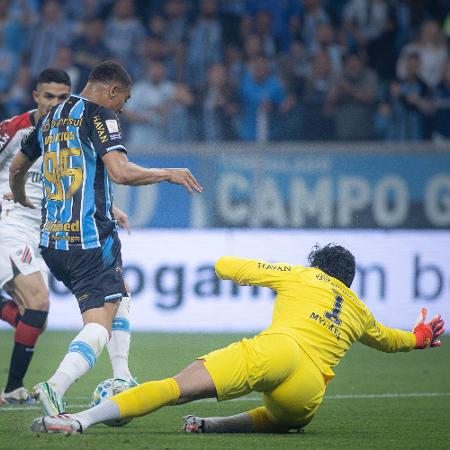 Mycael e Carlos Vinícius durante Grêmio x Athletico, pelo Brasileirão Mycael e Carlos Vinícius durante Grêmio x Athletico, pelo Brasileirão