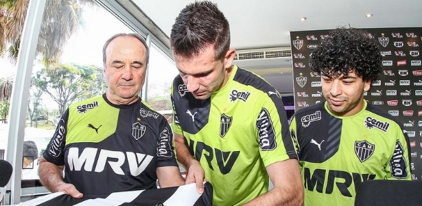Acompanhado por Levir e Luan, Victor assina camisa de torcedor do Atlético-MG - Bruno Cantini/Clube Atlético Mineiro