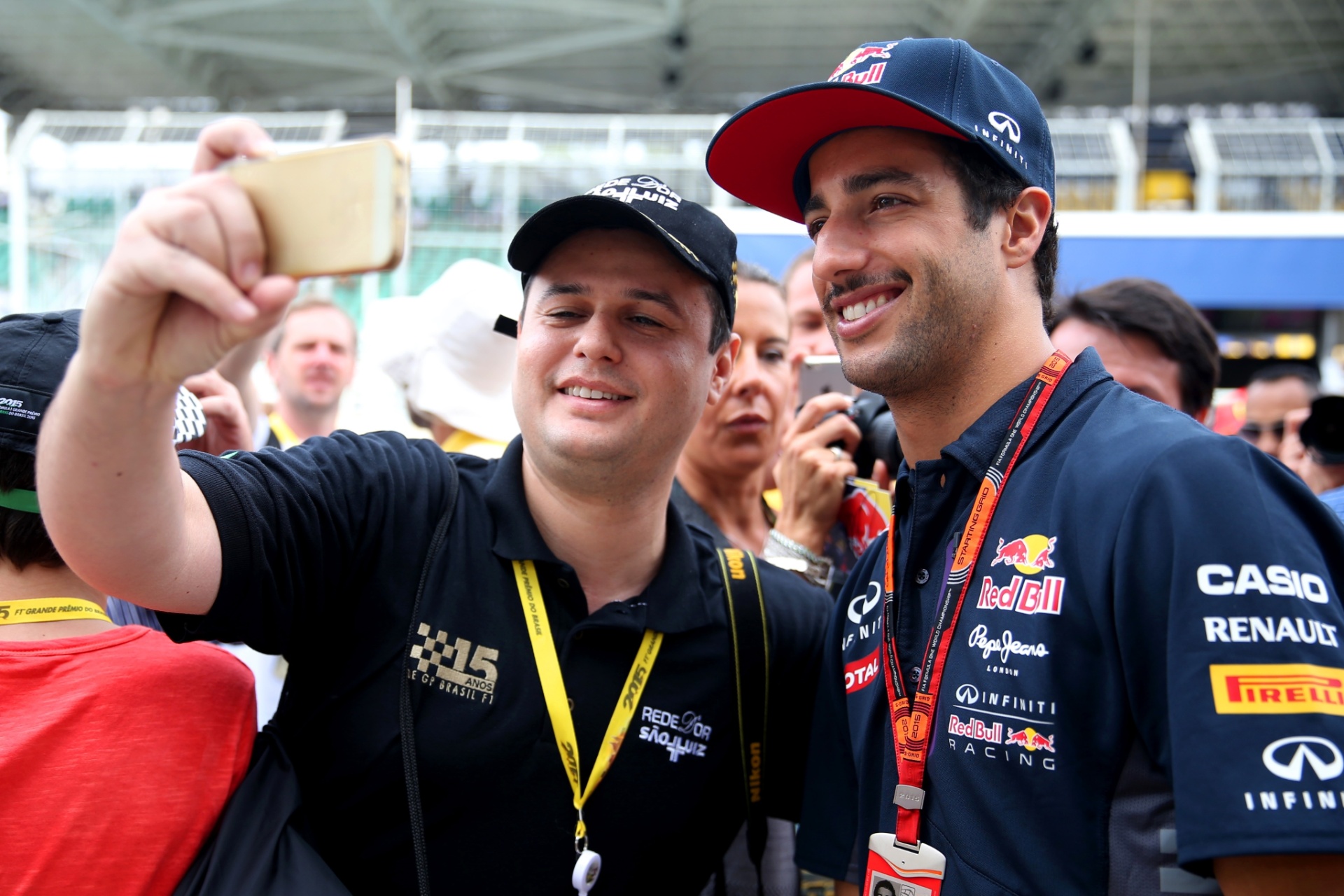 Daniel Ricciatrdo faz selfie com torcedor em Interlagos - Mark Thompson/Getty Images