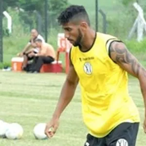 Cláudio Canavarros, lateral direito do XV de Piracicaba, morreu nesta segunda, dia 01 de fevereiro. A Santa Casa da cidade do interior confirmou a morte cerebral do atleta, que estava internado no Hospital de Emergência do Coração (Emcor) - Divulgação/XV