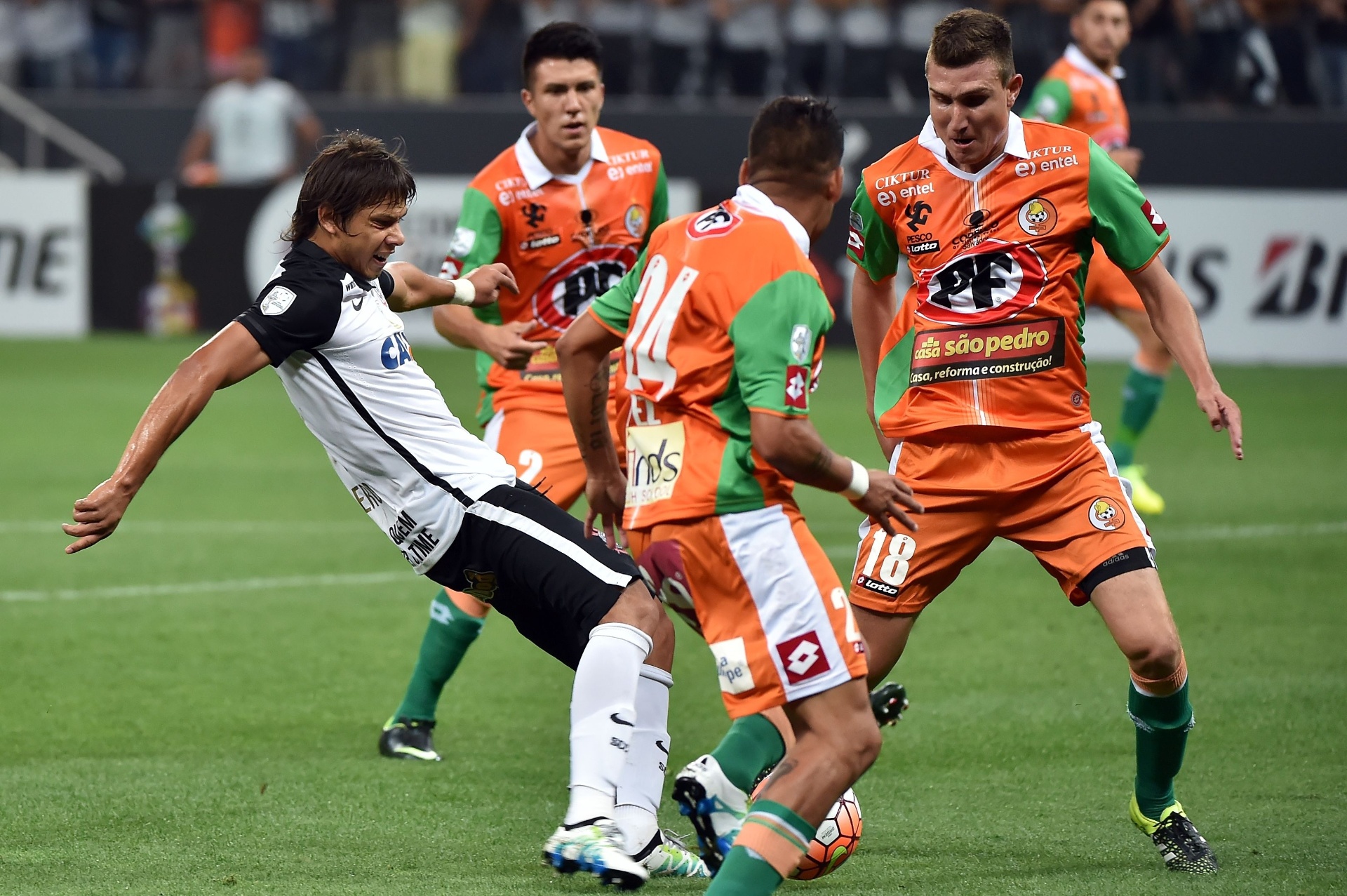 Romero disputa bola na partida do Corinthians contra o Cobresal, na Libertadores - AFP PHOTO / NELSON ALMEIDA