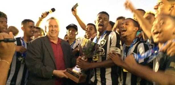 Jogadores do time sub-20 do Botafogo comemoram título carioca - Divulgação / Facebook do Botafogo