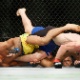 Brasileiro Roan Carneiro (esquerda) perdeu para o americano Ryan LaFlare no UFC 208 - Anthony Geathers/Getty Images/AFP