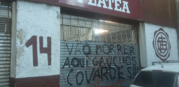 Entrada da torcida visitante pichada com ameaças aos gremistas - Gustavo Figueiredo/UOL
