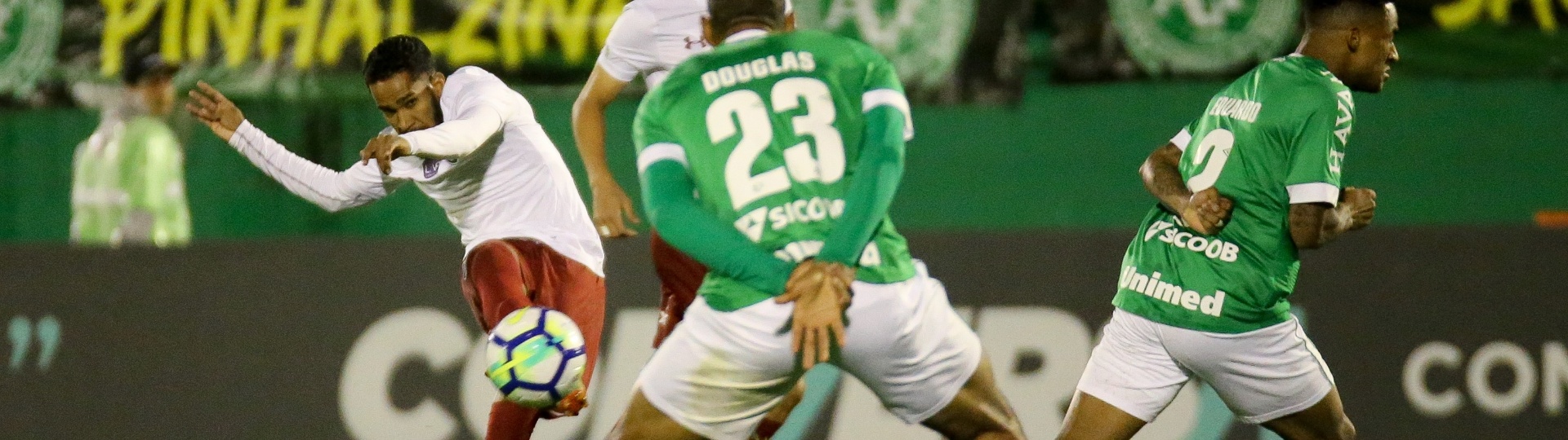 Everaldo chuta para marcar o primeiro gol do Fluminense diante da Chapecoense