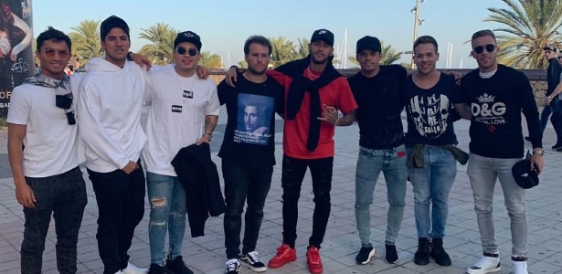 Neymar posta ao lado de Arthur, Gabriel Medina e amigos: "bondão" - Reprodução/Instagram - Reprodução/Instagram