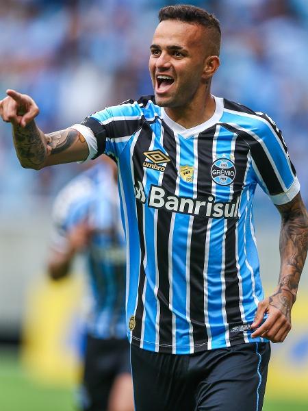 Luan comemora gol do Grêmio contra o Avenida