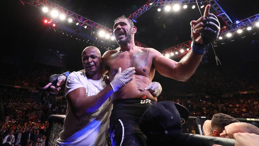 Minotouro comemora vitória sobre Sam Alvey no UFC São Paulo - Buda Mendes/Zuffa LLC/Zuffa LLC via Getty Images