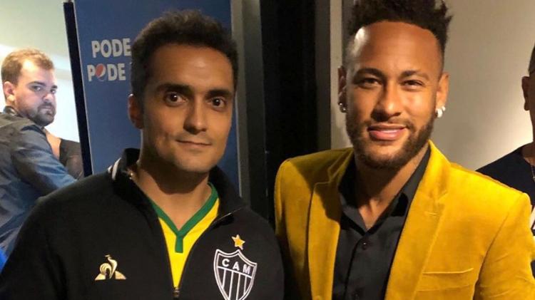 Neymar assistiu ao jogo ao lado de Pedro Magalhães, funcionário do marketing do clube - Divulgação - Divulgação