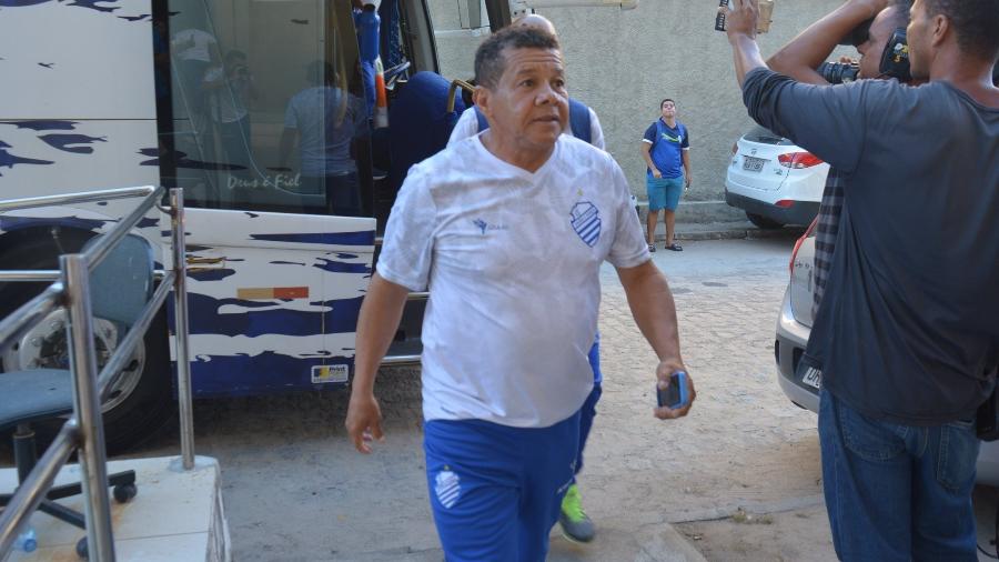 Jacozinho chegando ao Rei Pelé para a partida diante do Bahia - Divulgação/CSA