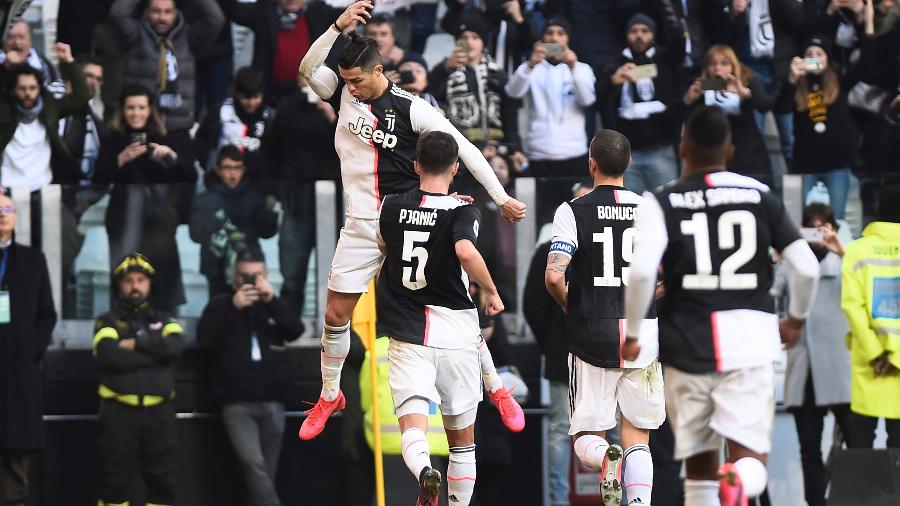 02.fev.2020 - Cristiano Ronaldo comemora gol marcado pela Juventus contra a Fiorentina, pelo Campeonato Italiano - Massimo Pinca/Reuters